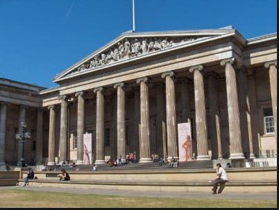 On voit un bâtiment typique du classicisme et de sa def.