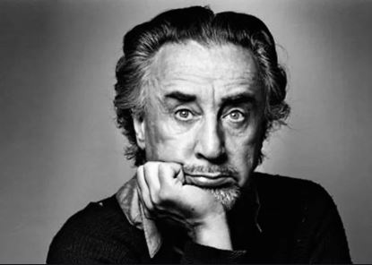 On voit Romain Gary sur le tard, quand sa biographie est presque déjà complète.